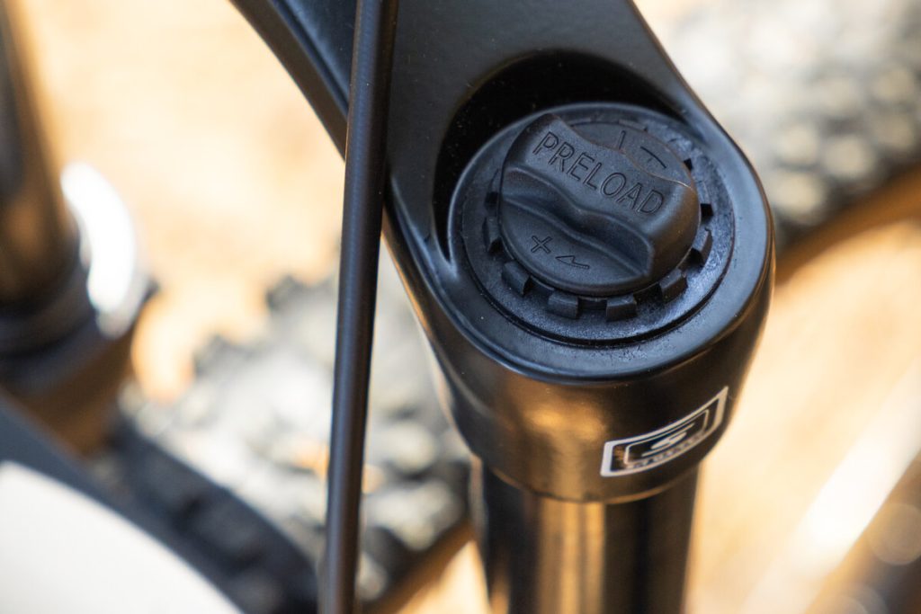 Bei der SR Suntour Federgabel „XCM34 Boost lässt sich die Feder vorspannen